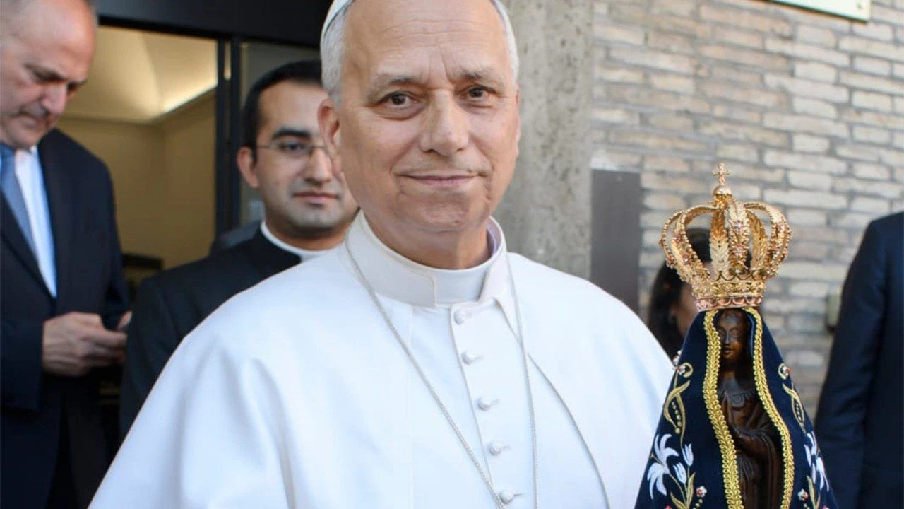 Imagem da noticia Papa Leão XIV posta foto com imagem de Nossa Senhora Aparecida nas mãos
