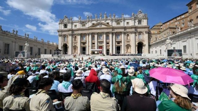 Imagem da noticia Mais de 200 mil pessoas participam de missa na Praça de São Pedro, no Vaticano