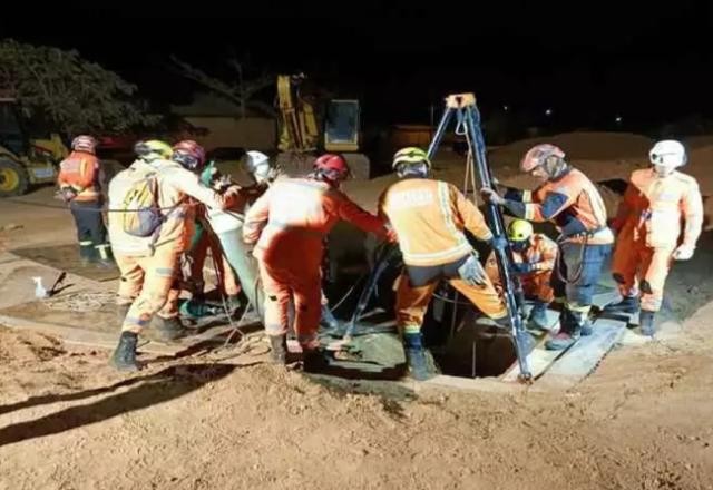 Imagem da noticia Criança de 8 anos morre após ficar presa em buraco por 18 horas em MG