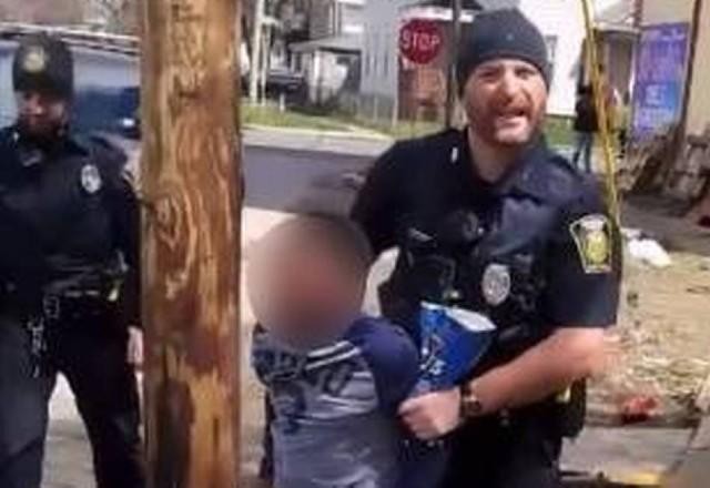 Imagem da noticia Vídeo: criança é detida por policiais nos EUA por roubo de salgadinho