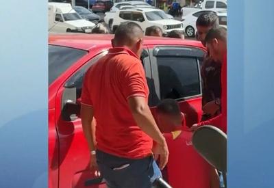 Criança fica presa dentro de carro em estacionamento de posto