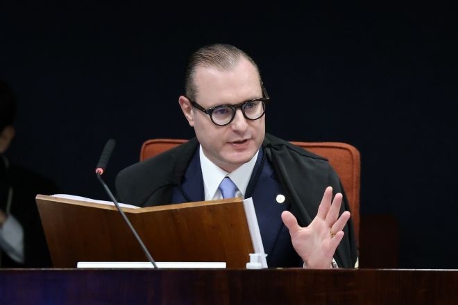 Imagem da noticia STF condena ex-aluno por trote que obrigou calouras a jurar 'nunca recusar tentativa de coito de veteranos'