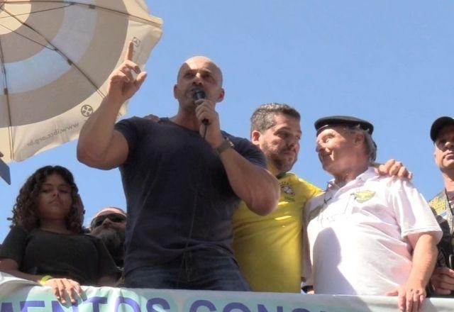 Imagem da noticia No Rio, manifestantes levantam cartazes contra o STF e Alexandre de Moraes