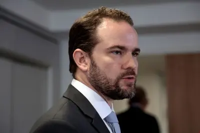 Ministro da Fazenda confirma que governo vai liberar FGTS para brasileiro quitar dívidas Ministro da Fazenda confirma que governo vai liberar FGTS para brasileiro quitar dívidas