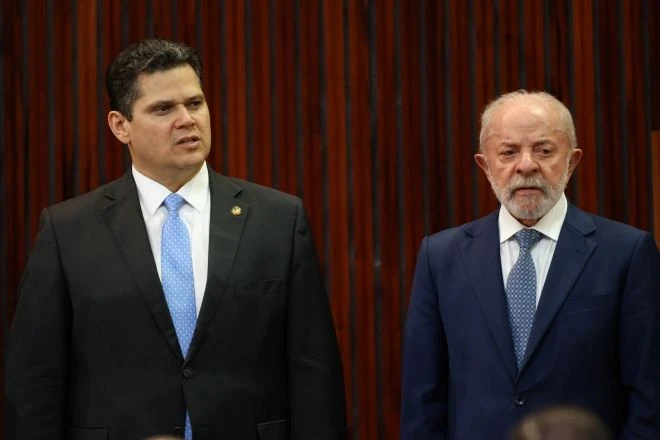 Imagem da noticia Alcolumbre não aplaude Messias em cerimônia do TSE; Lula e senador se evitaram publicamente
