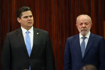 Alcolumbre não aplaude Messias em cerimônia do TSE; Lula e senador se evitaram publicamente Alcolumbre não aplaude Messias em cerimônia do TSE; Lula e senador se evitaram publicamente