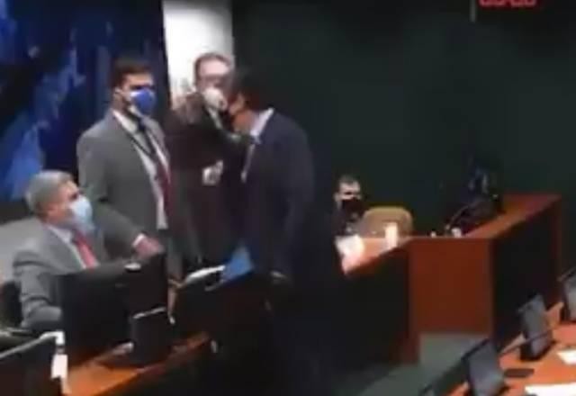 Imagem da noticia Deputado é agredido em comissão sobre cannabis na Câmara