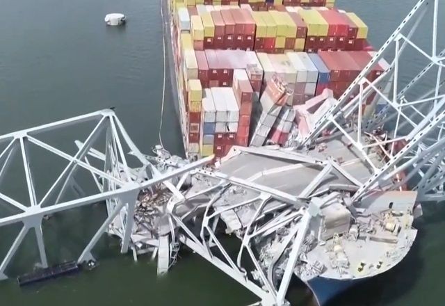 Imagem da noticia EUA: Mergulhadores encontram corpos em rio de ponte que desabou