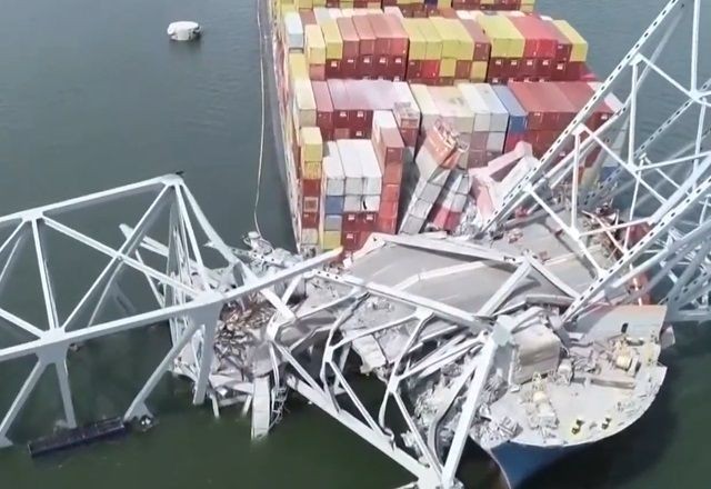 EUA: Mergulhadores encontram corpos em rio de ponte que desabou 