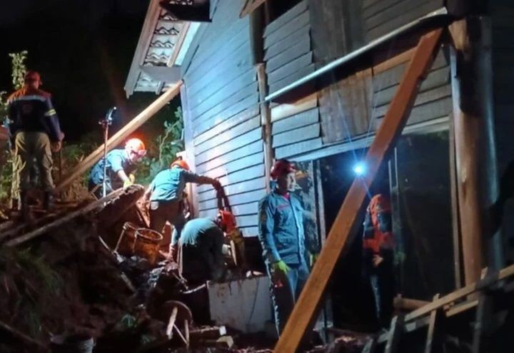 Imagem da noticia Deslizamento de terra deixa três mortos após chuvas em Taubaté (SP)