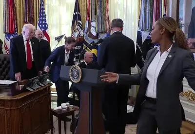 Homem desmaia ao lado de Trump durante evento na Casa Branca Homem desmaia ao lado de Trump durante evento na Casa Branca