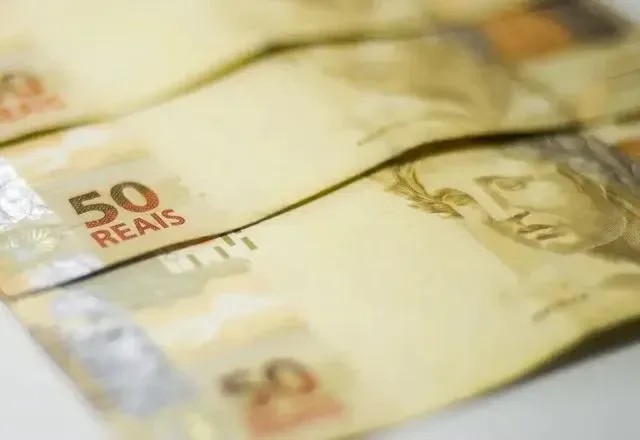 Imagem da noticia Lula assina decreto que reajusta salário mínimo para R$ 1.621 a partir de 1º de janeiro de 2026