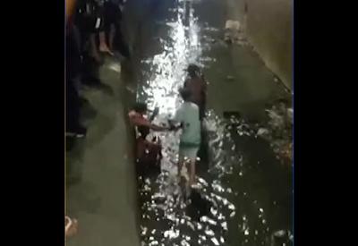 Assaltantes são acuados com fogo e rojões em canal de esgoto no ES Assaltantes são acuados com fogo e rojões em canal de esgoto no ES