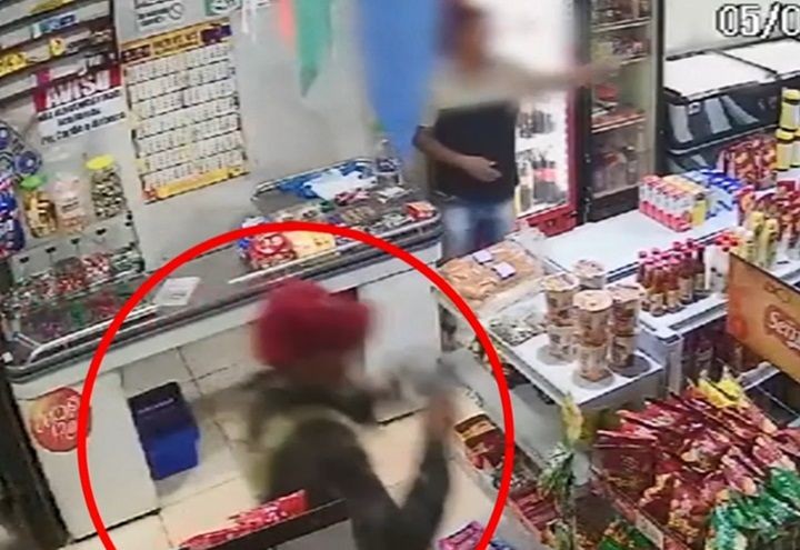 Imagem da noticia Bandido com colete à prova de balas confunde dono de mercado e mata rapaz