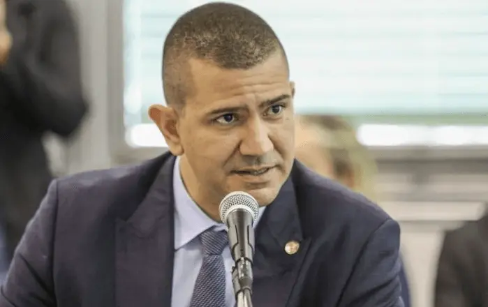 Justiça do Rio anula sessão que elegeu Douglas Ruas presidente da Alerj Justiça do Rio anula sessão que elegeu Douglas Ruas presidente da Alerj