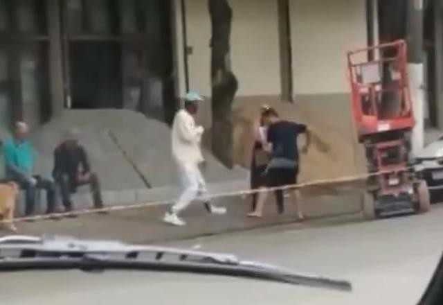 Imagem da noticia Humorista Eddy Jr. agride vizinho racista que o ameaçou com faca