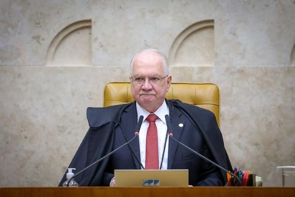 Imagem da notícia: Fachin comemora 6 meses à frente do STF mas código de ética segue travado no tribunal