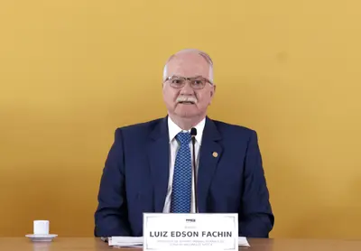 Fachin diz que atos do 8/1 foram premeditados e elogia firmeza de Moraes nos inquéritos Fachin diz que atos do 8/1 foram premeditados e elogia firmeza de Moraes nos inquéritos