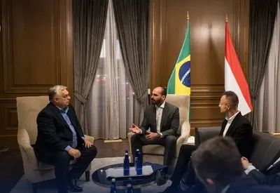 "Estamos firmemente ao lado dos Bolsonaros", diz Orbán em encontro com Eduardo "Estamos firmemente ao lado dos Bolsonaros", diz Orbán em encontro com Eduardo