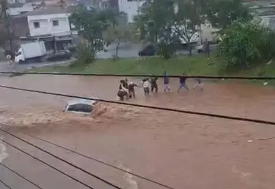 Mulher é resgatada por vizinhos durante enchente em Itapecerica da Serra (SP) Mulher é resgatada por vizinhos durante enchente em Itapecerica da Serra (SP)