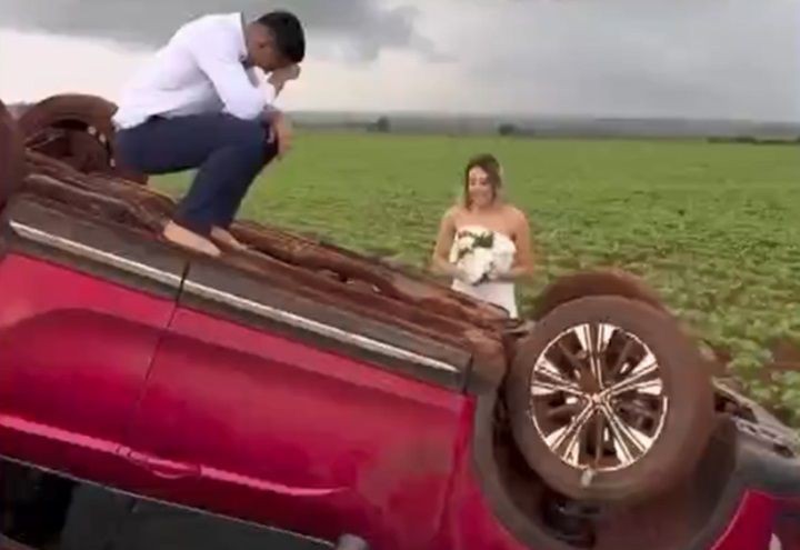 Imagem da noticia Carro com noivos capota a caminho de sessão de fotos e gera ensaio inusitado