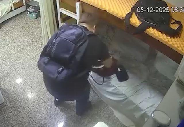 Estagiário de medicina é suspeito de furtar dados de cartões de médicos em hospital do Rio Estagiário de medicina é suspeito de furtar dados de cartões de médicos em hospital do Rio