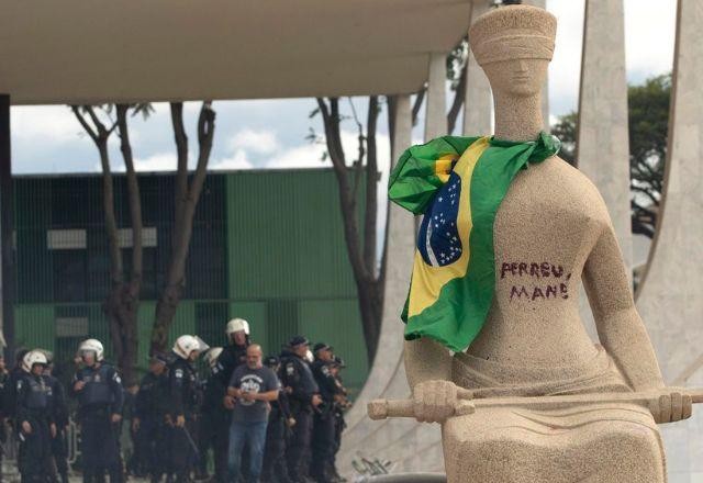 Imagem da noticia STF mantém condenação por unanimidade de mulher que escreveu "perdeu, mané" em estátua