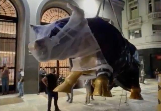 Imagem da noticia Após muita polêmica, estátua 'Touro de Ouro' da B3 foi removida em SP