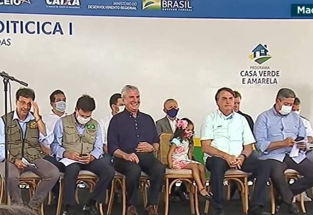 Imagem da noticia Em Alagoas, Bolsonaro participa de entrega de casas com gritos de "Fora Renan"