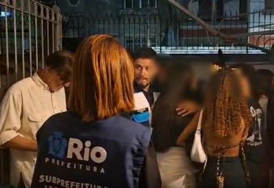 Festa com mais de 40 adolescentes e bebida alcoólica é interditada em Jacarepaguá Festa com mais de 40 adolescentes e bebida alcoólica é interditada em Jacarepaguá