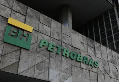 Petroleiros iniciam greve após negociação sem acordo com a Petrobras Petroleiros iniciam greve após negociação sem acordo com a Petrobras