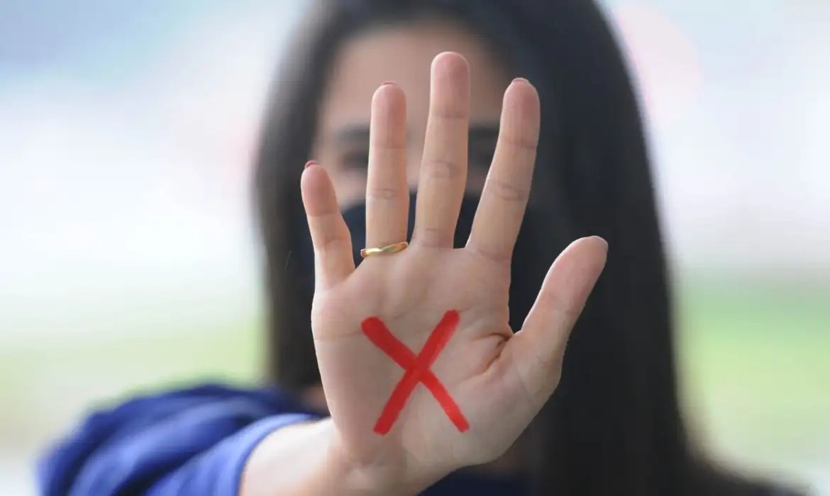 Imagem da noticia Mais da metade das mulheres teme andar na rua à noite; 4 em 10 deixam de sair por medo da violência
