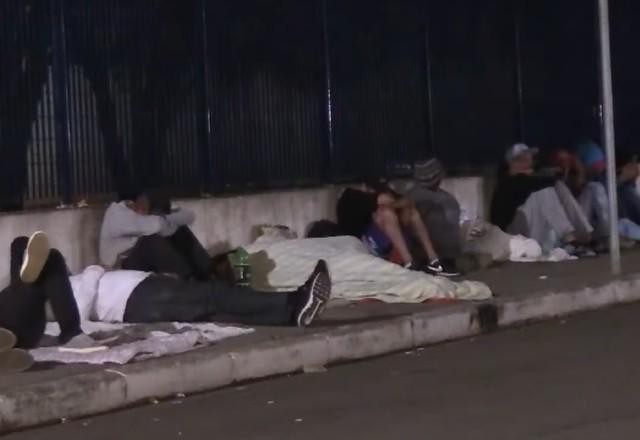 Imagem da noticia Centenas de ex-presidiários passam a noite em fila de Fórum em São Paulo