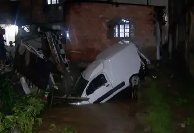 Homem desaparece após ter carro arrastado por enchente em Guarulhos (SP) Homem desaparece após ter carro arrastado por enchente em Guarulhos (SP)