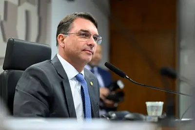 PT aciona STF contra Flávio Bolsonaro após fala sobre ataque dos EUA a barcos no RJ  PT aciona STF contra Flávio Bolsonaro após fala sobre ataque dos EUA a barcos no RJ