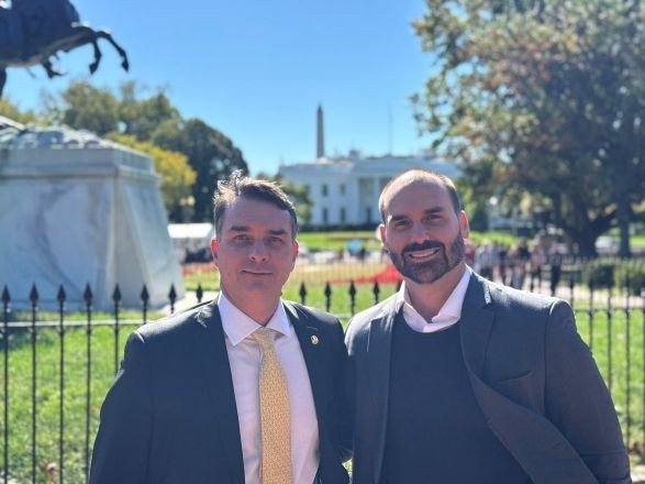 Imagem da noticia Eduardo diz que Flávio “erguerá a bandeira dos ideais” de Bolsonaro e pede união da direita em 2026