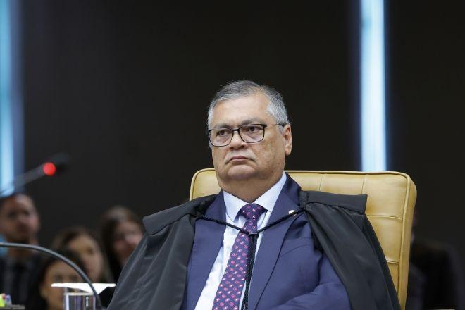 Dino determina que Três Poderes suspendam “penduricalhos” ilegais no serviço público Dino determina que Três Poderes suspendam “penduricalhos” ilegais no serviço público