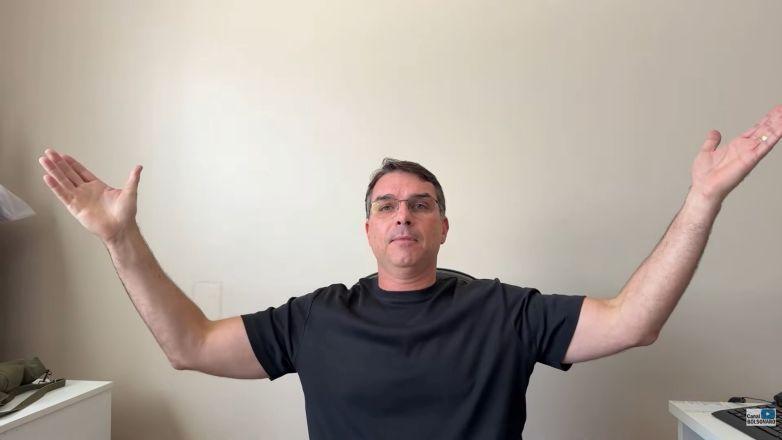 Flávio Bolsonaro diz que tem 'preço' para não levar candidatura à Presidência adiante Flávio Bolsonaro diz que tem 'preço' para não levar candidatura à Presidência adiante