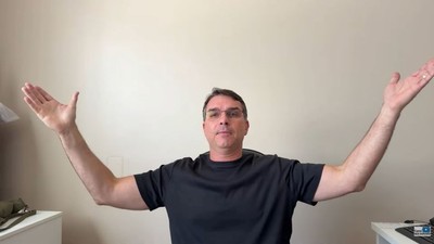 Flávio Bolsonaro diz que tem 'preço' para não levar candidatura à Presidência adiante Flávio Bolsonaro diz que tem 'preço' para não levar candidatura à Presidência adiante