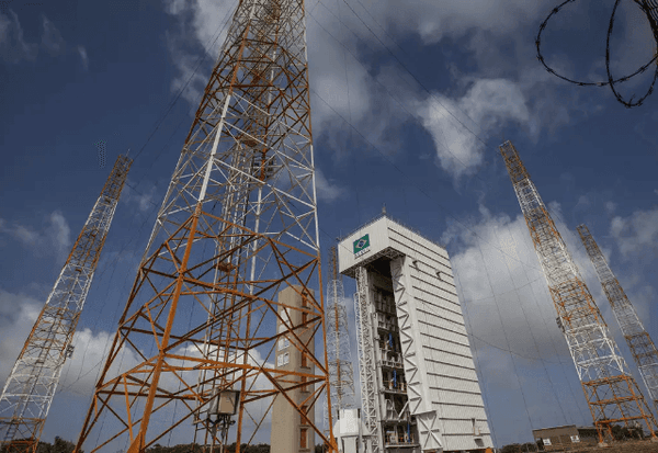 Imagem da notícia: Brasil adia lançamento de 1º satélite por problemas técnicos