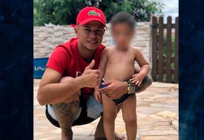 Jovem é baleado por assaltantes enquanto estacionava carro na porta de casa Jovem é baleado por assaltantes enquanto estacionava carro na porta de casa