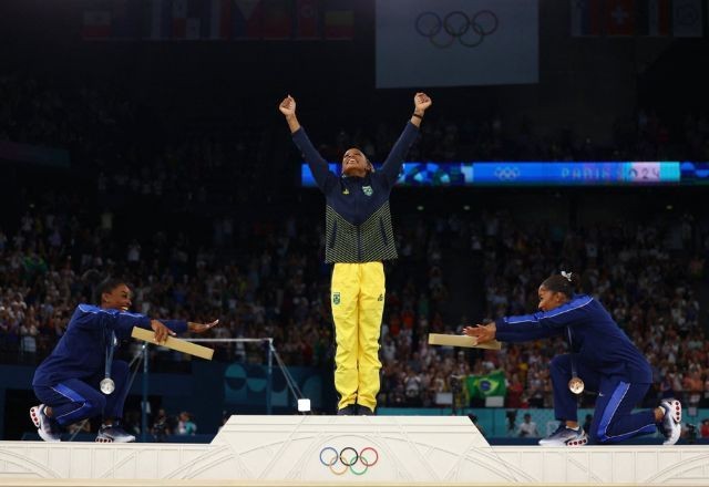 Imagem da noticia Bronze triplo no solo da ginástica? Entenda a disputa pela medalha após Olimpíada de Paris 2024