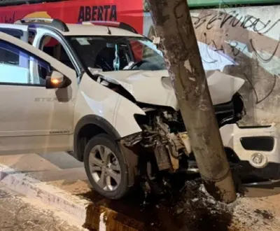 Motorista de aplicativo é esfaqueado durante tentativa de assalto e bate carro ao tentar chegar ao hospital no DF Motorista de aplicativo é esfaqueado durante tentativa de assalto e bate carro ao tentar chegar ao hospital no DF