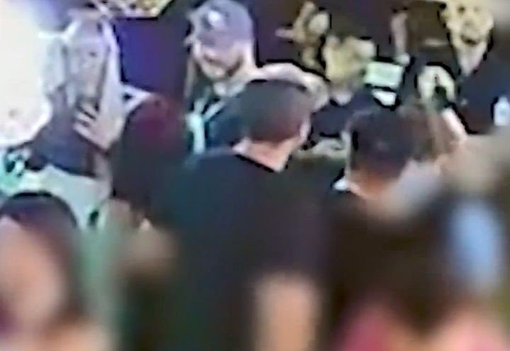 Imagem da noticia Modelo é ferida por estilhaços de garrafa após rejeitar homem