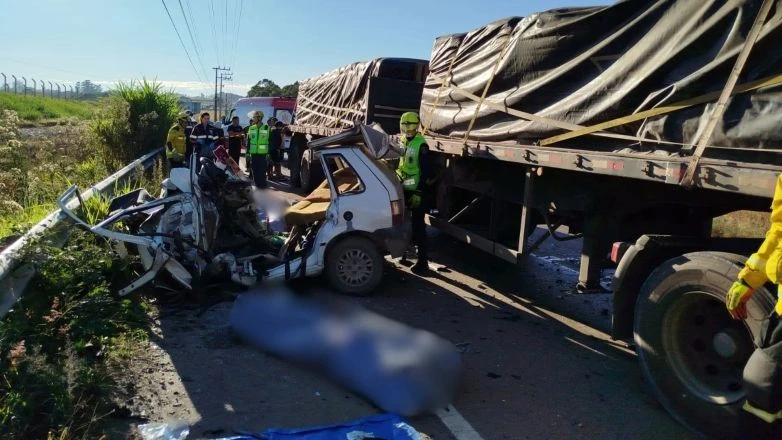 Imagem da noticia Cinco morrem após colisão entre carro e caminhão em rodovia de SC