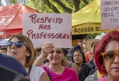 Professores da rede estadual de SP decidem se entram em greve nesta sexta (25) Professores da rede estadual de SP decidem se entram em greve nesta sexta (25)