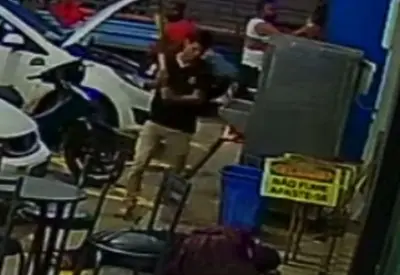 Homem é hospitalizado após ser espancado em posto de combustíveis em Rio Branco, no Acre Homem é hospitalizado após ser espancado em posto de combustíveis em Rio Branco, no Acre