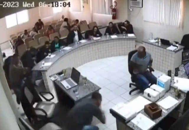 Imagem da noticia Réu por assassinato é baleado dentro de fórum, durante julgamento