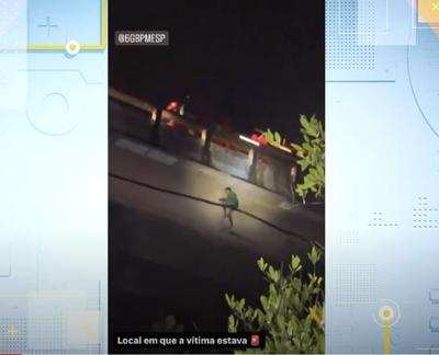 Vídeo: Homem fica pendurado em fios após ser jogado de ponte por criminosos