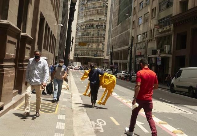 Imagem da noticia "Vaca Magra" é retirada da frente do prédio da Bolsa de Valores em SP
